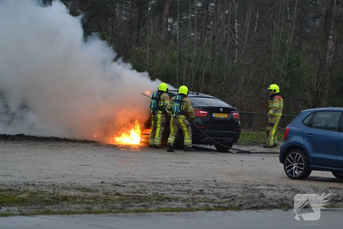Auto volledig in brand