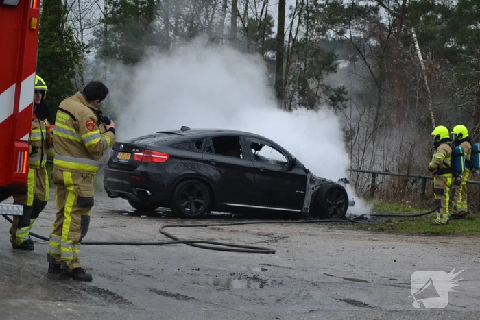 Auto volledig in brand