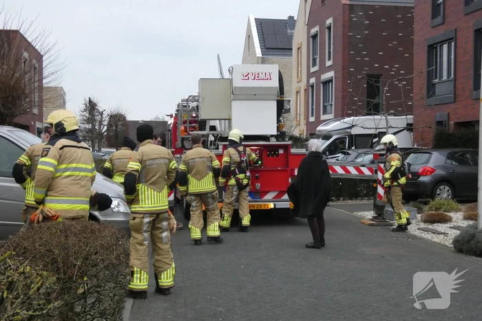 Dakbedekking dreigt los te waaien