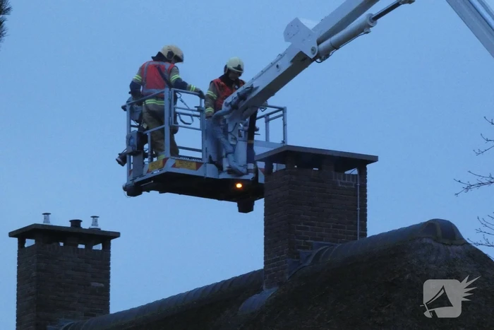 Schoorsteenbrand in woning met rieten dak