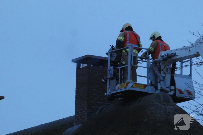 Schoorsteenbrand in woning met rieten dak