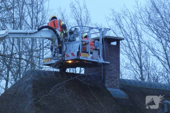 Schoorsteenbrand in woning met rieten dak