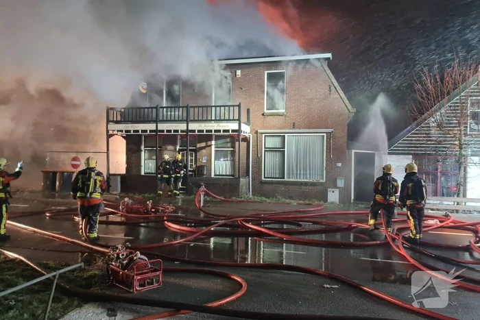 Grote uitslaande brand in café