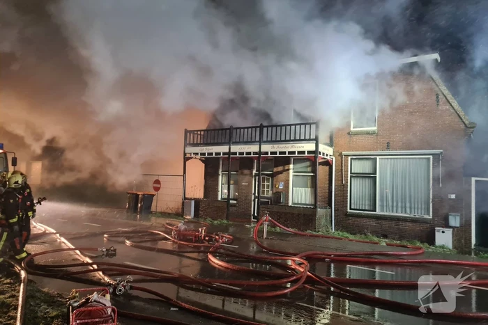 Grote uitslaande brand in café