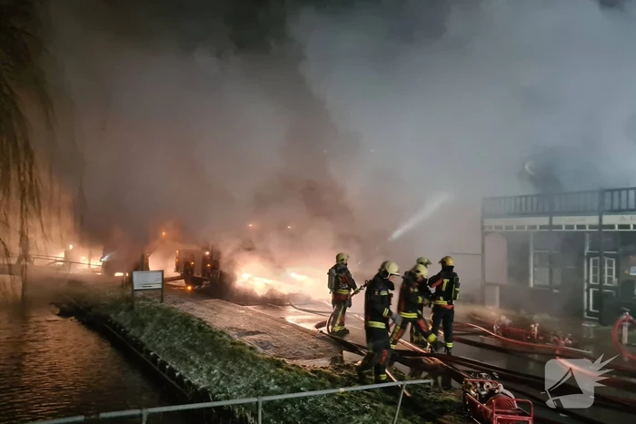 Grote uitslaande brand in café