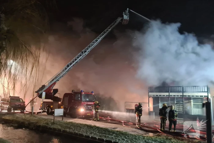 Grote uitslaande brand in café