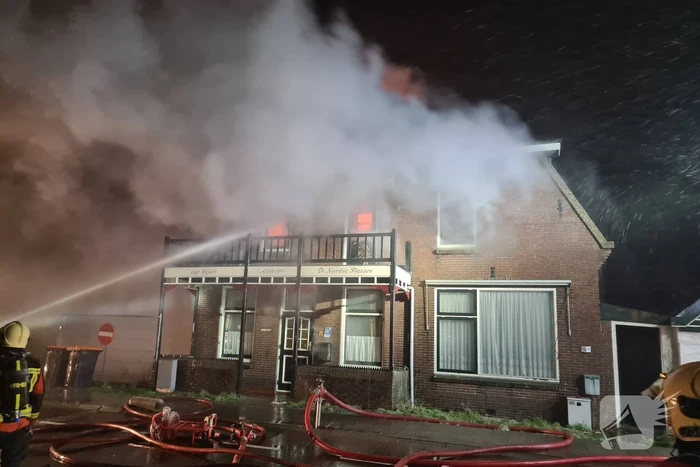 Grote uitslaande brand in café