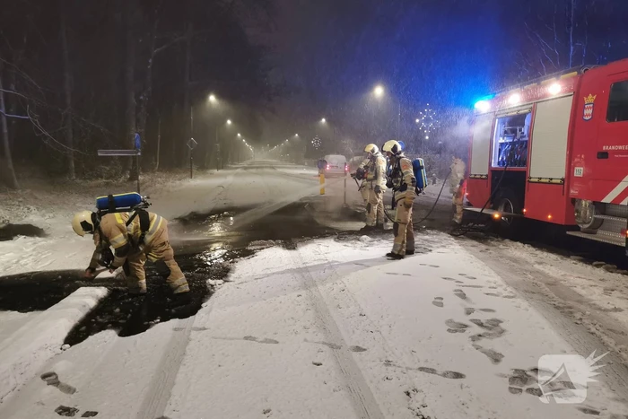 Autobanden op vluchtheuvel in brand gestoken