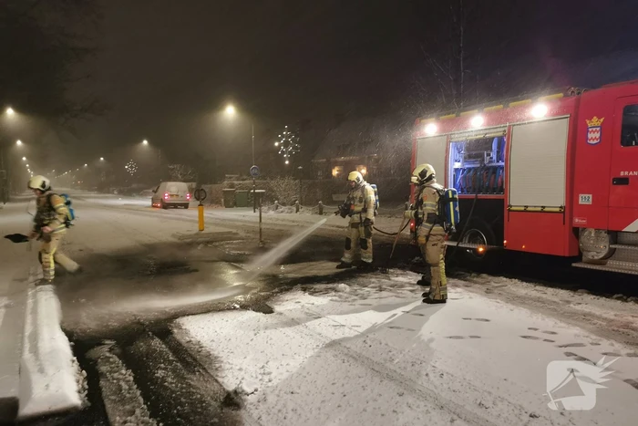 Autobanden op vluchtheuvel in brand gestoken