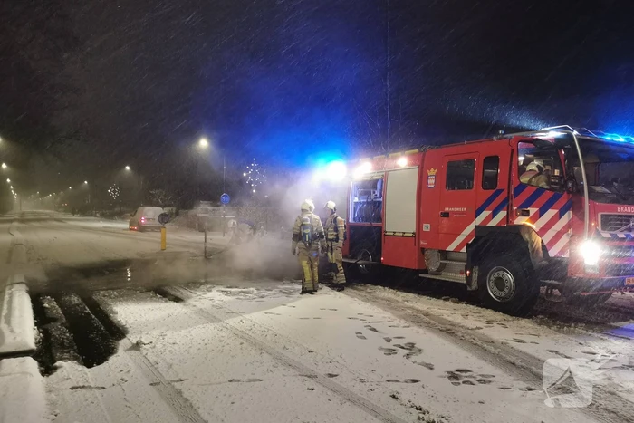 Autobanden op vluchtheuvel in brand gestoken