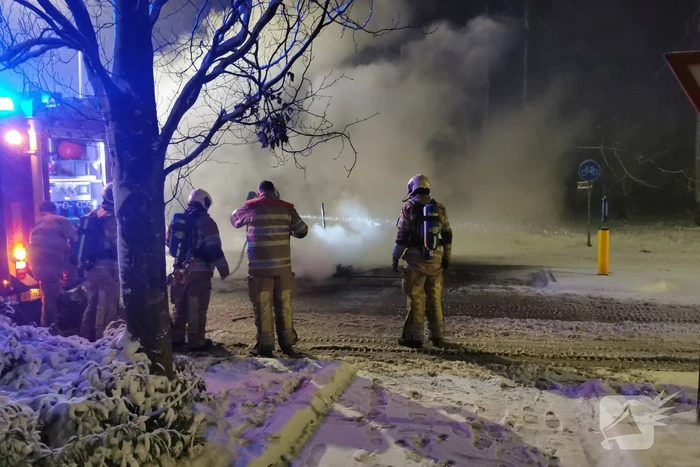 Autobanden op vluchtheuvel in brand gestoken