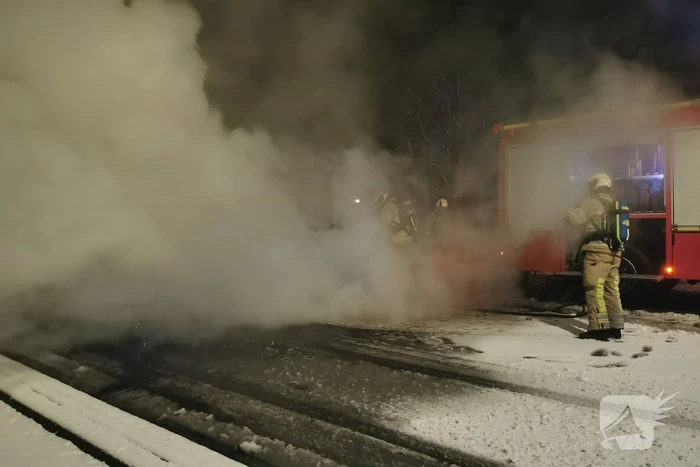 Autobanden op vluchtheuvel in brand gestoken