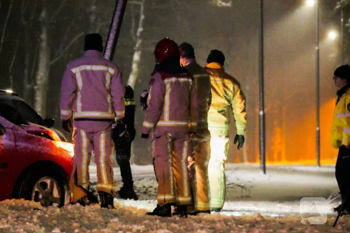Auto eindigt tegen lantaarnpaal