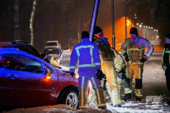Auto eindigt tegen lantaarnpaal