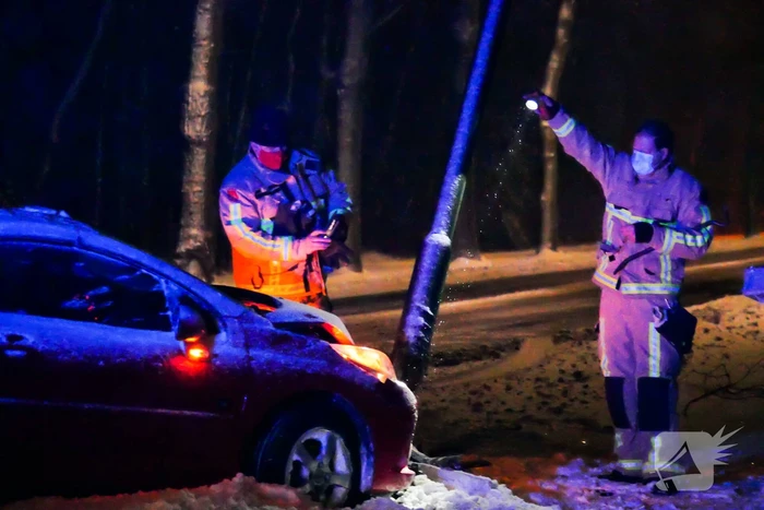 Auto eindigt tegen lantaarnpaal