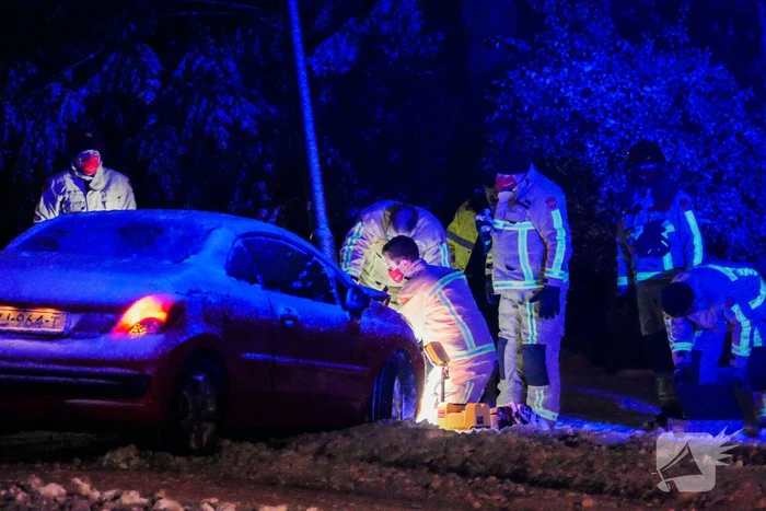Auto eindigt tegen lantaarnpaal