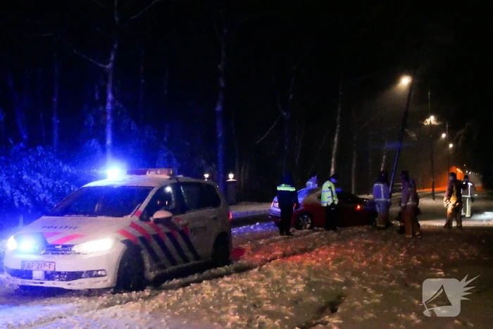Auto eindigt tegen lantaarnpaal