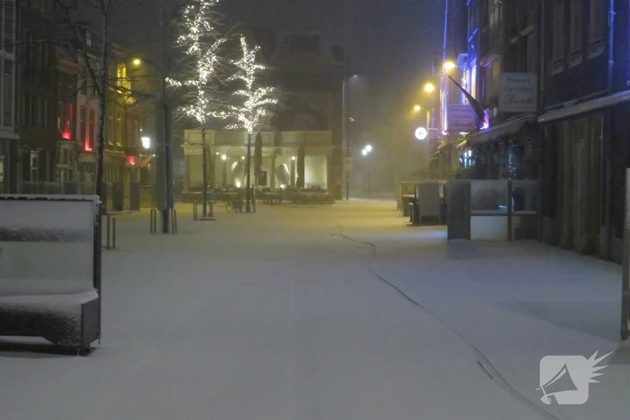 Nederland ontwaakt onder deken van sneeuw