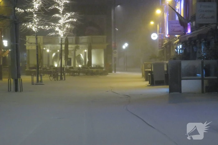 Nederland ontwaakt onder deken van sneeuw