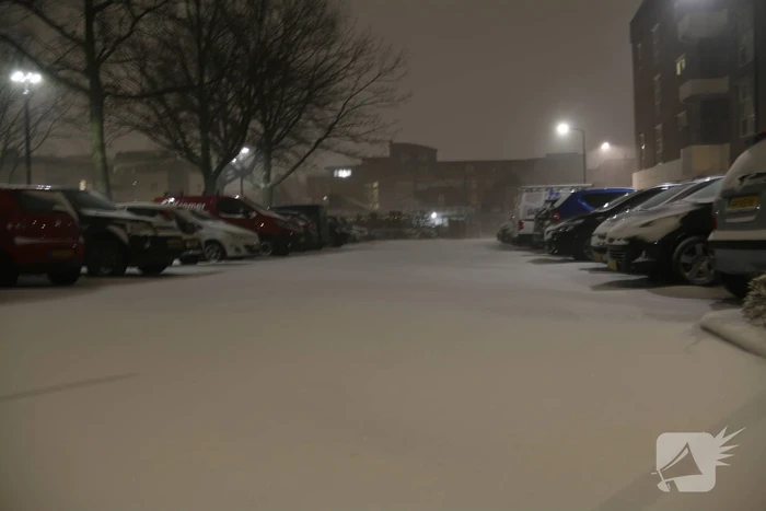 Nederland ontwaakt onder deken van sneeuw
