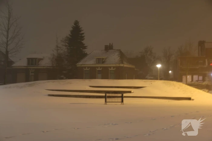 Nederland ontwaakt onder deken van sneeuw