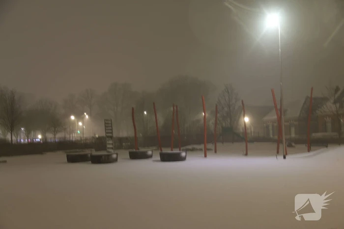 Nederland ontwaakt onder deken van sneeuw