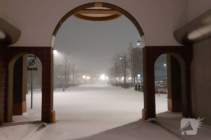 Nederland ontwaakt onder deken van sneeuw