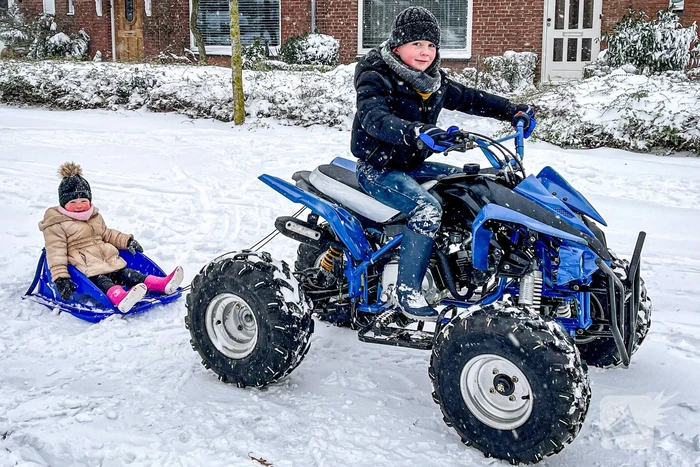 Nederland ontwaakt onder deken van sneeuw