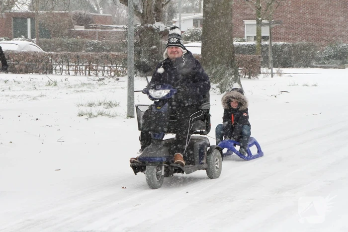 Nederland ontwaakt onder deken van sneeuw