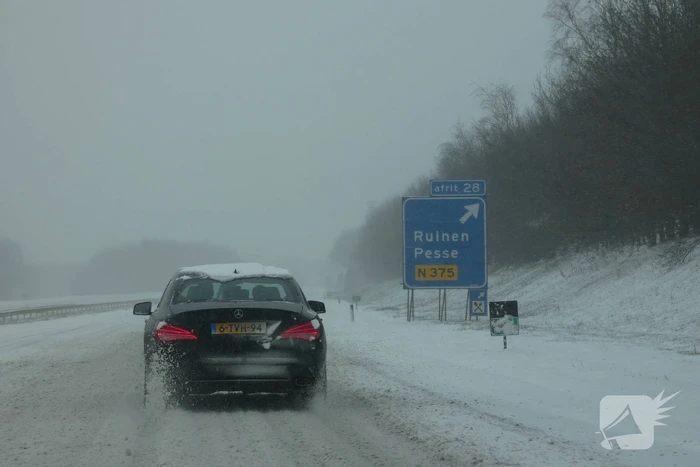 Nederland ontwaakt onder deken van sneeuw