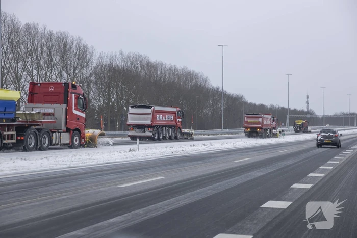 Nederland ontwaakt onder deken van sneeuw