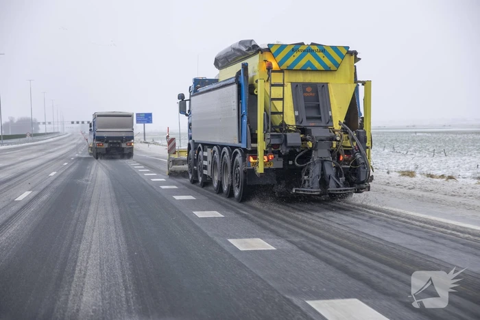 Nederland ontwaakt onder deken van sneeuw