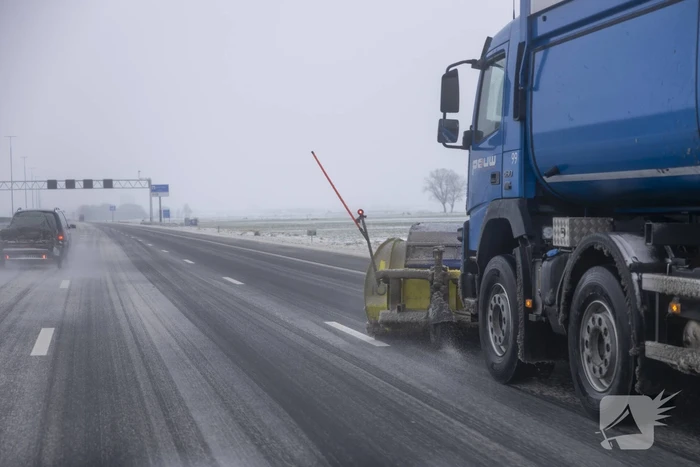 Nederland ontwaakt onder deken van sneeuw