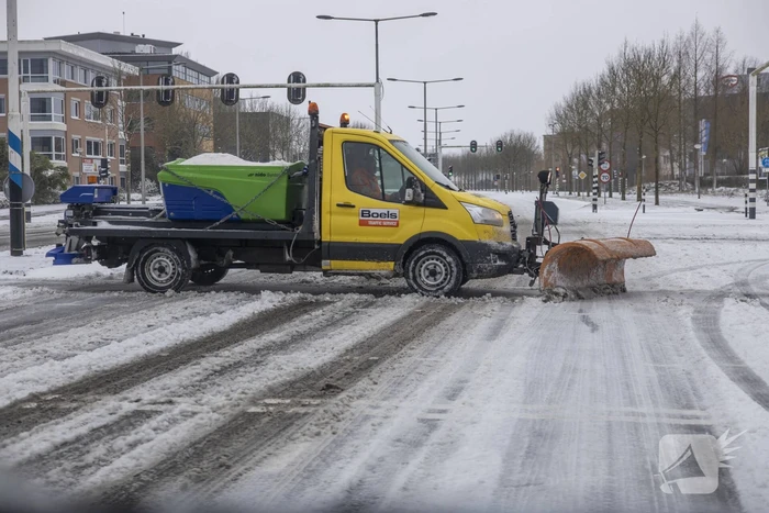 Nederland ontwaakt onder deken van sneeuw