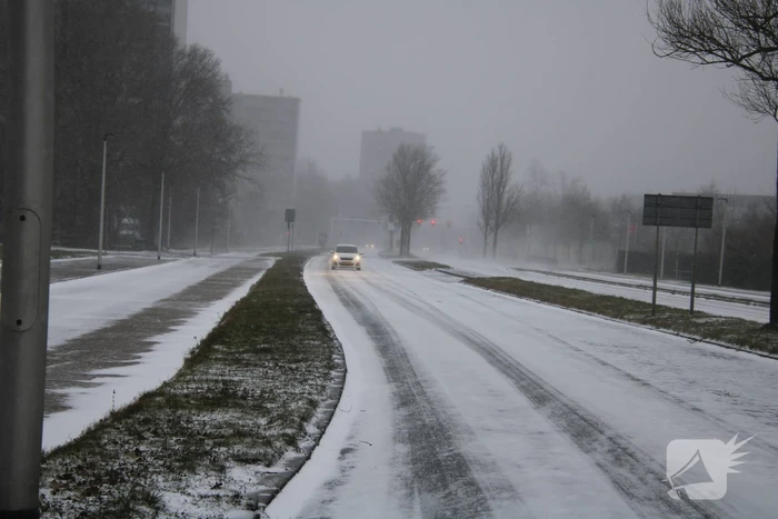 Nederland ontwaakt onder deken van sneeuw