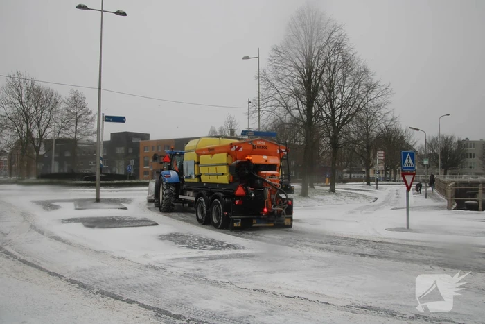 Nederland ontwaakt onder deken van sneeuw