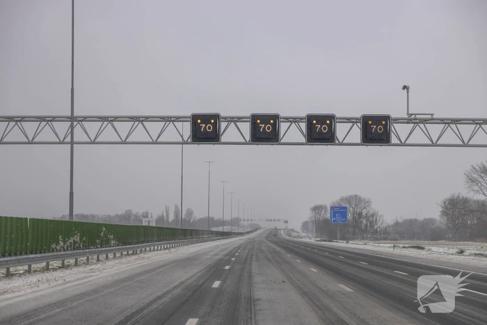 Nederland ontwaakt onder deken van sneeuw