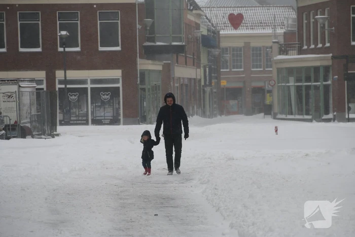 Nederland ontwaakt onder deken van sneeuw