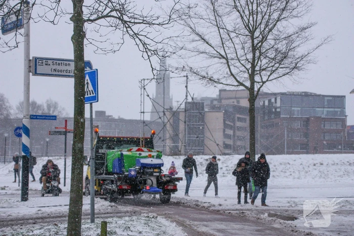 Nederland ontwaakt onder deken van sneeuw