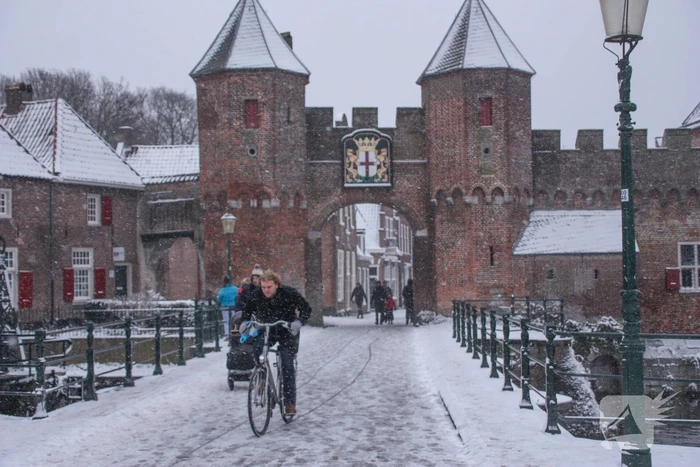 Nederland ontwaakt onder deken van sneeuw