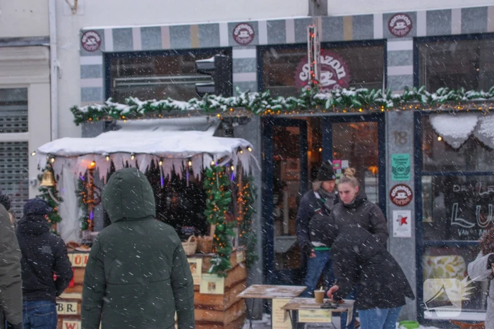 Nederland ontwaakt onder deken van sneeuw