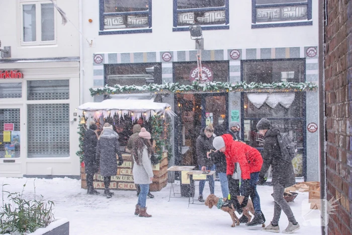 Nederland ontwaakt onder deken van sneeuw
