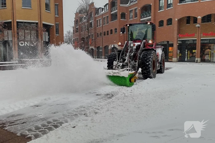 Nederland ontwaakt onder deken van sneeuw