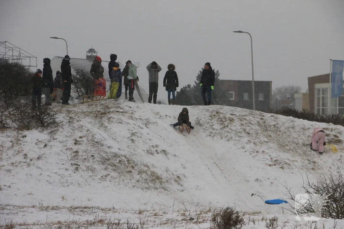 Nederland ontwaakt onder deken van sneeuw
