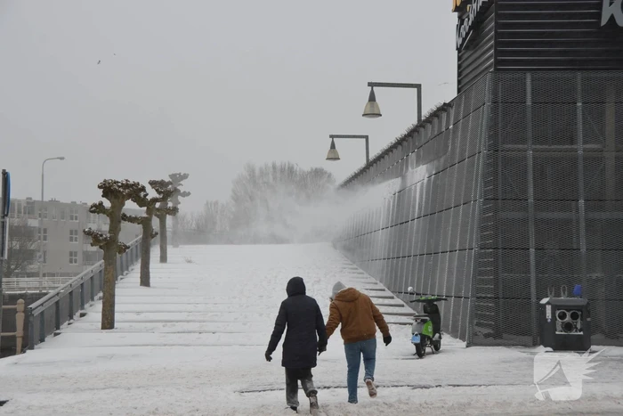 Nederland ontwaakt onder deken van sneeuw