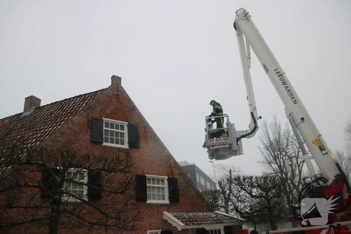 Luifel hangt los aan woning