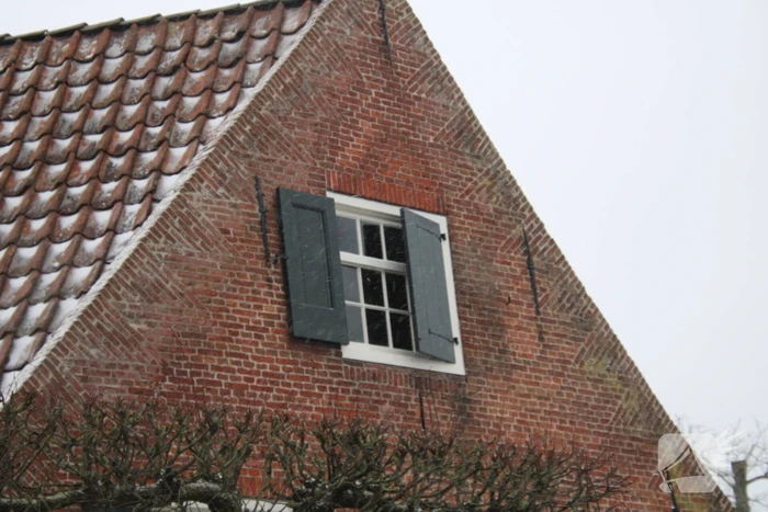 Luifel hangt los aan woning