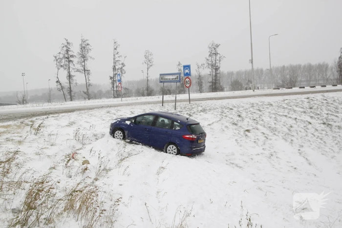Auto raakt van de weg door gladheid