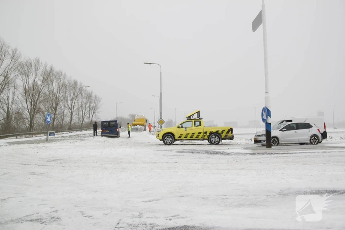 Auto glijdt van weg en komt vast te zitten