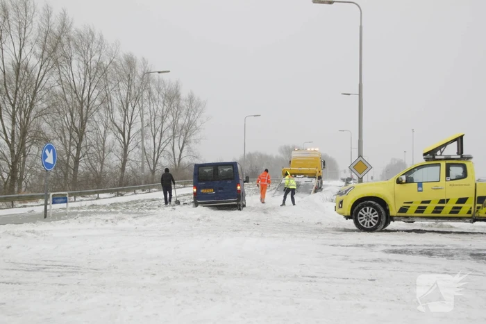 Auto glijdt van weg en komt vast te zitten